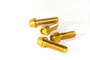 Титановый болт M5 *18